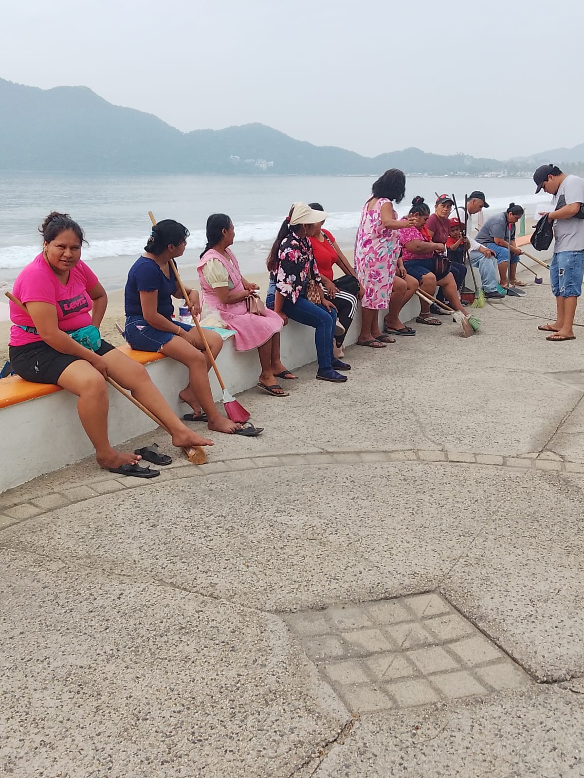 Limpieza en el malecón de Miramar, en octubre de 2025 por la Unión Perlas del Mar