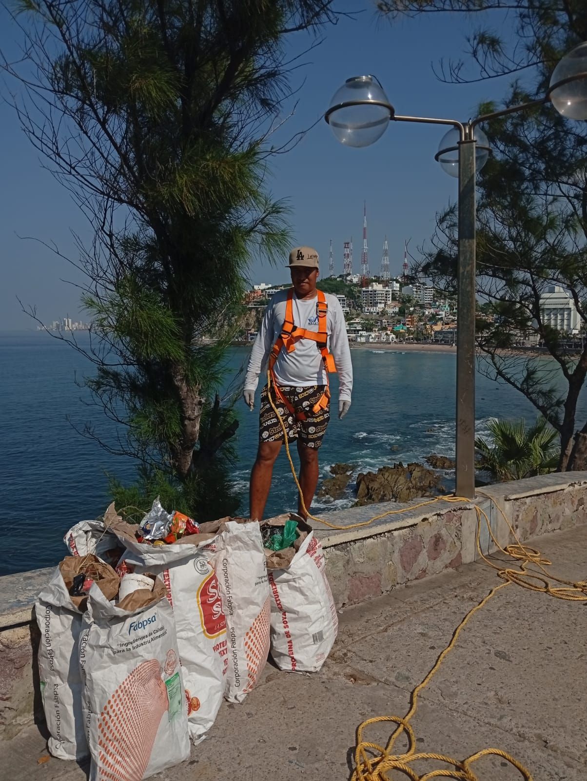 (OAP) Gobierno de Mazatlán, actividad de limpieza de playa Acantilado Olas Altas, zona paseo Claussen y paseo del Centenario 30-Oct-2025