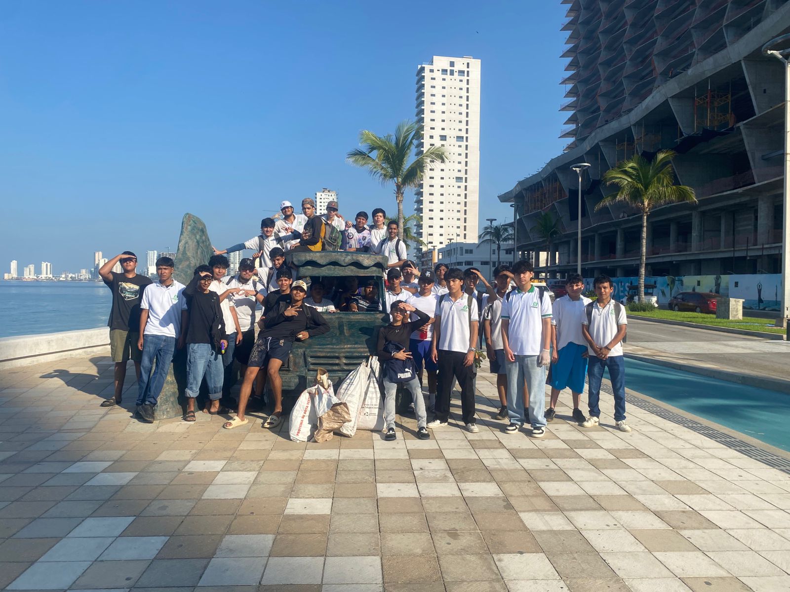 (OAP) Gobierno de Mazatlán, actividad de limpieza de playa Avenida del Mar 12-Oct-2025