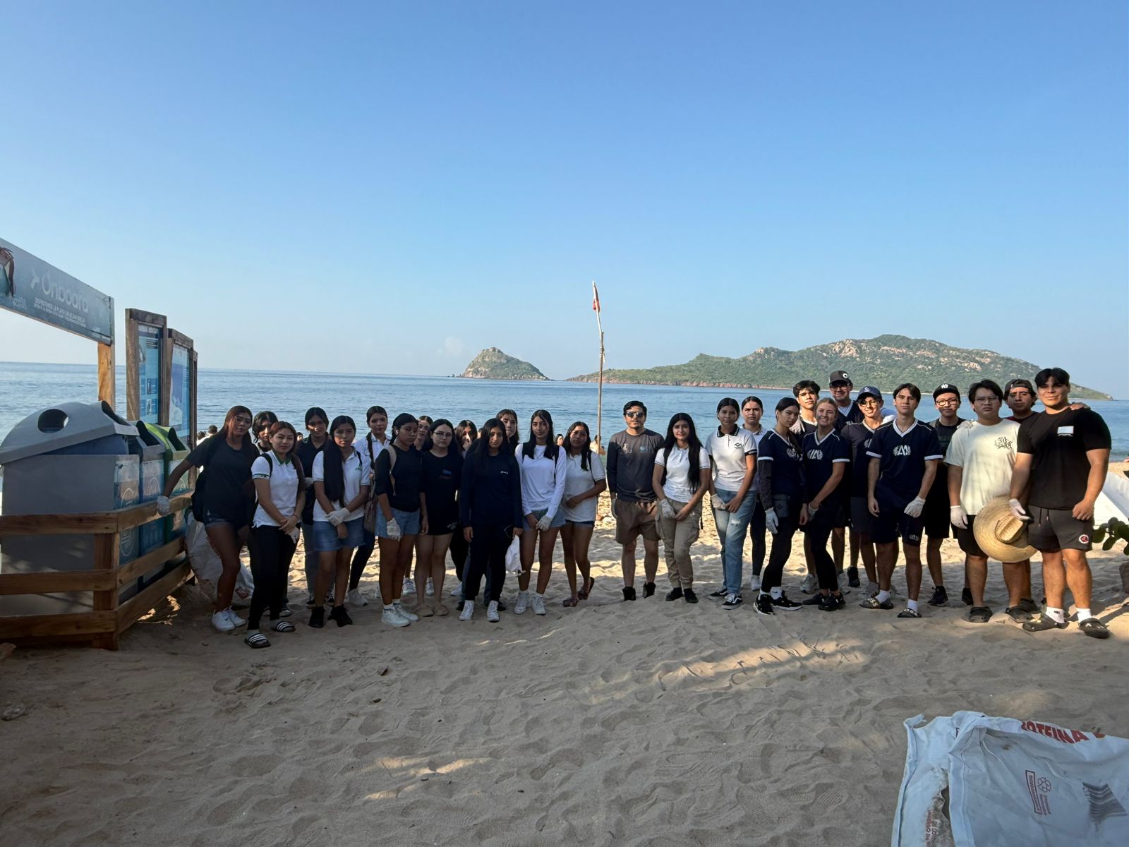 (OAP) Gobierno de Mazatlán, actividad de limpieza de playa Gaviotas 19-Oct-2025