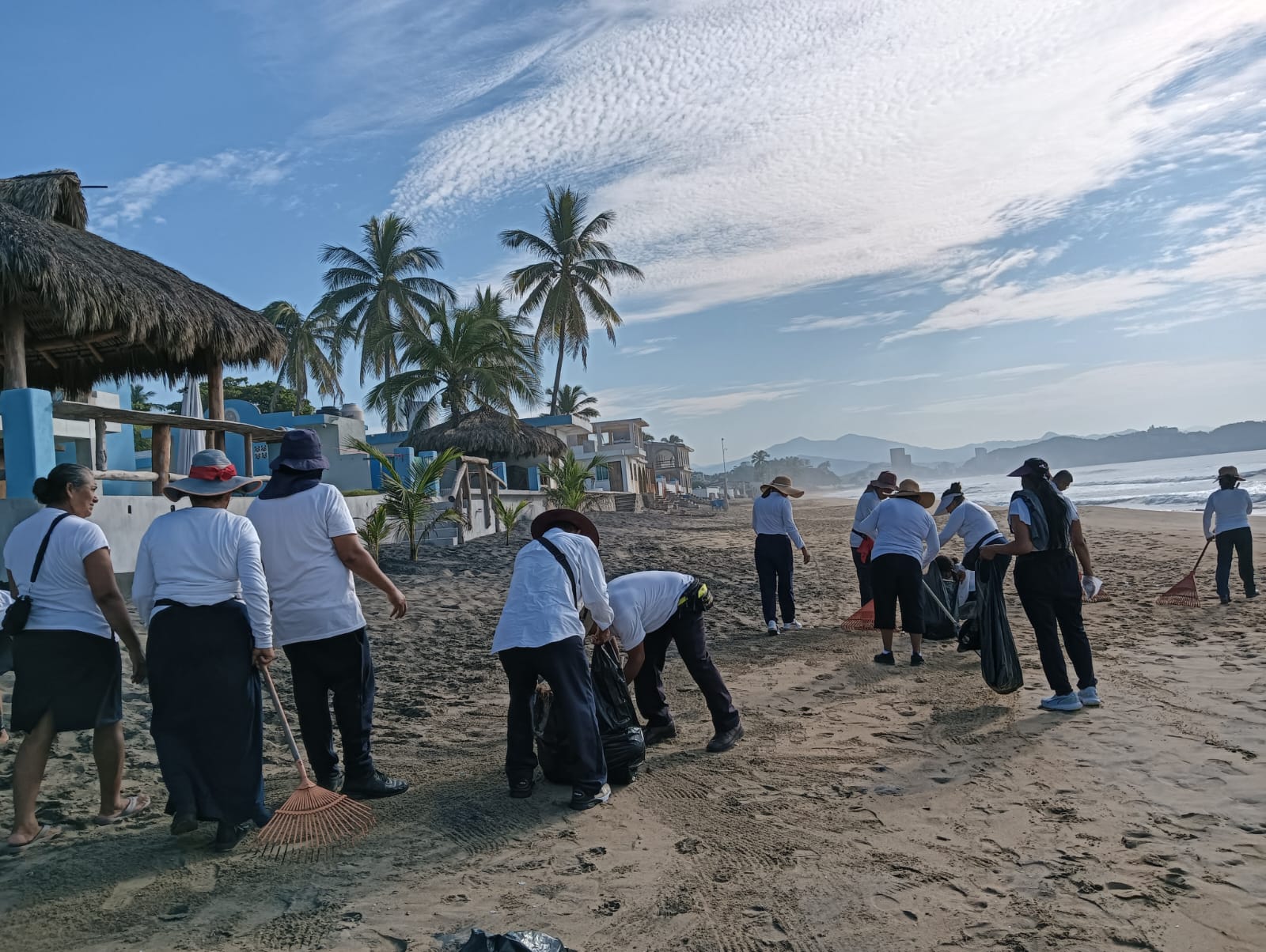 Limpieza en Playa Miramar, municipio de Manzanillo, por la Unión Costa de Manzanillo