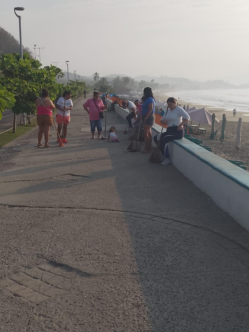 Unión Perlas del Mar se suma a las jornadas de limpieza de playa Miramar, en Manzanillo, Colima, durante el mes de noviembre de 2025