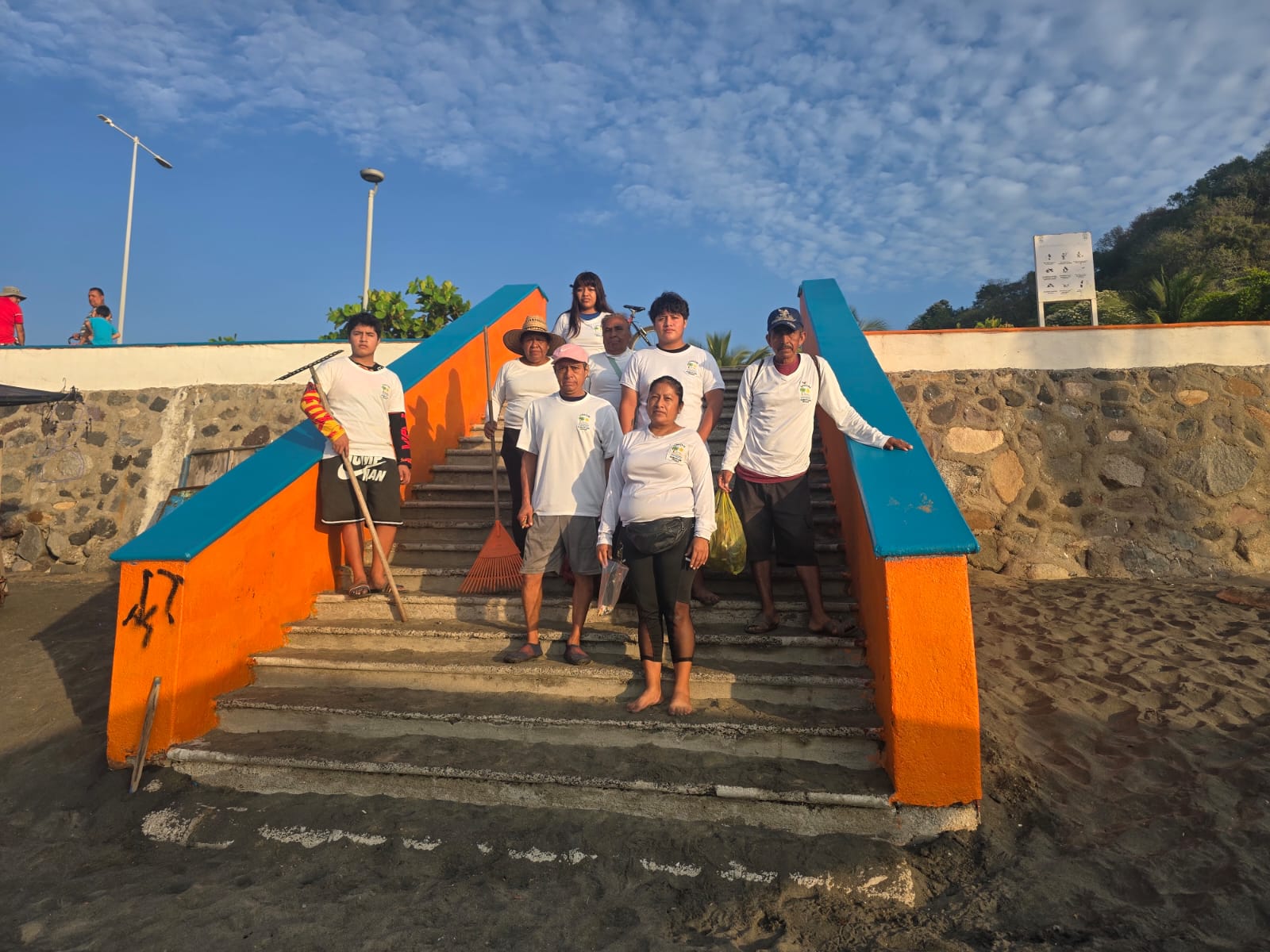 Unión Guillermo Reyes Laguna se suma a la limpieza de la playa Miramar, en Manzanillo, Colima