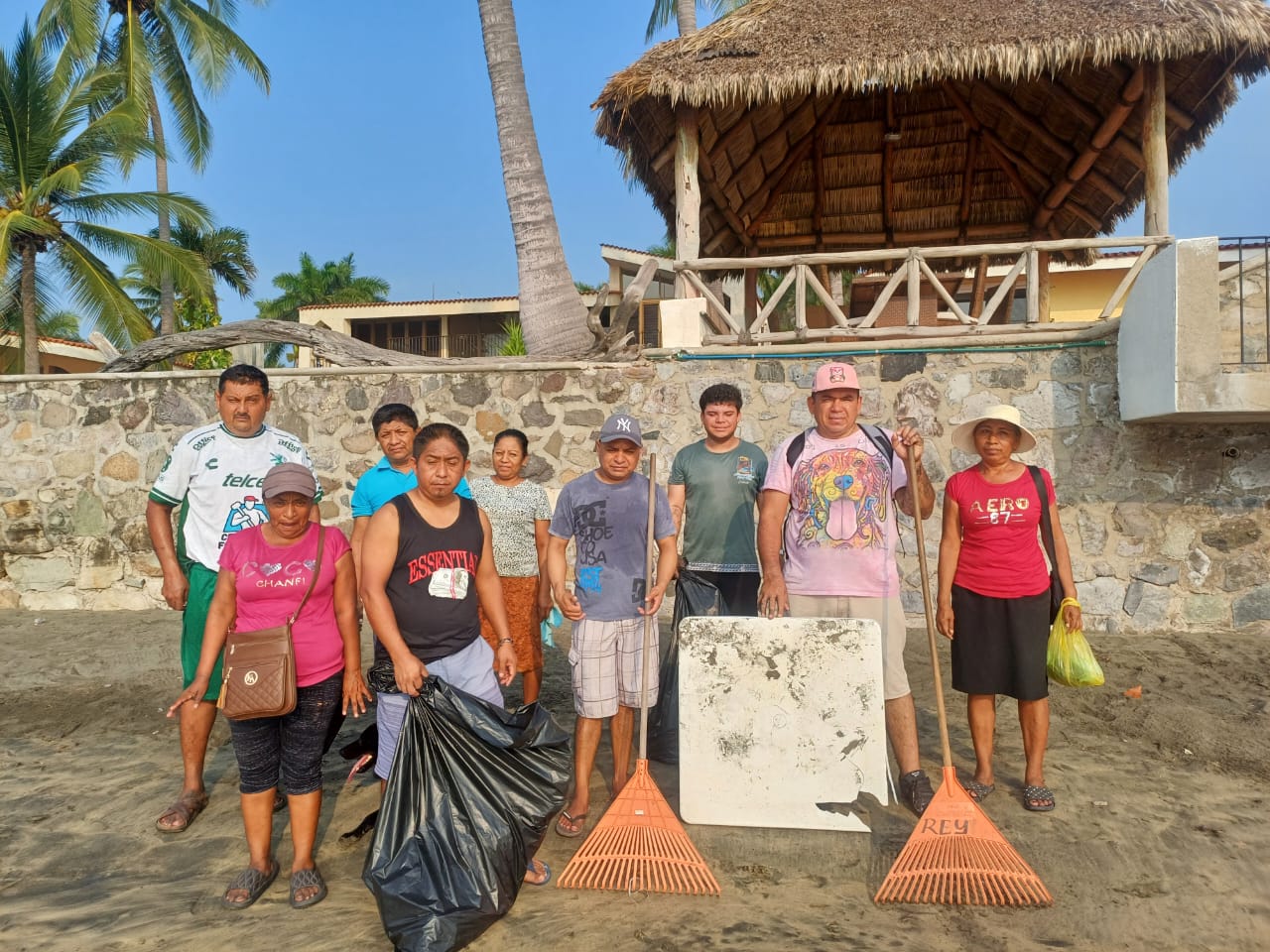 La Unión Vicente Guerrero apoya con la limpieza de playa La Boquita, en Manzanillo, Colima, durante noviembre de 2025