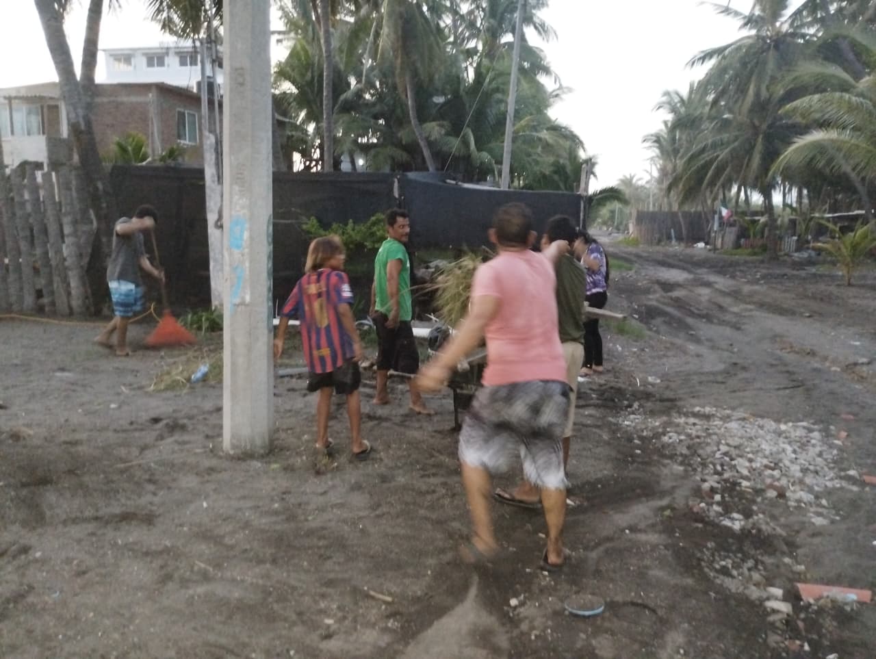 Restaurante La Aldea Bruja adopta playa en Boca de Pascuales, Tecomán, Colima