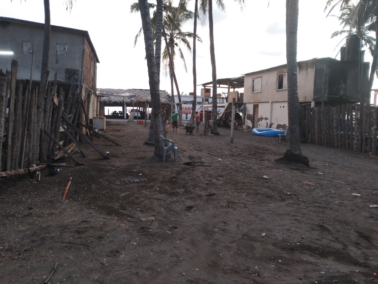 Restaurante La Aldea Bruja continúa labores de limpieza en playa Boca de Pascuales, durante octubre de 2025
