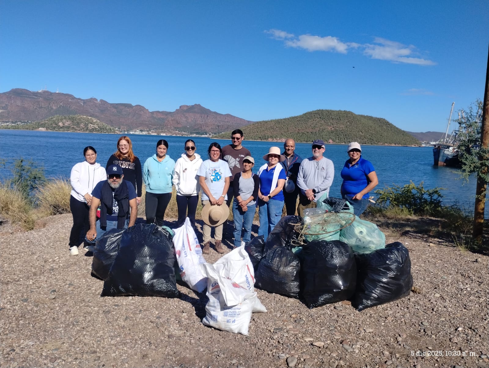 Primera jornada de limpieza. Playa frente al CIAD en Guaymas, Sonora