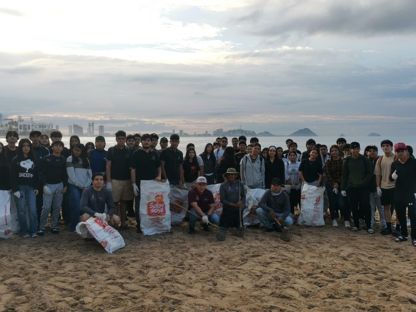 (OAP) Gobierno de Mazatlán, actividad de limpieza de playa Gaviotas 06-Dic-2025
