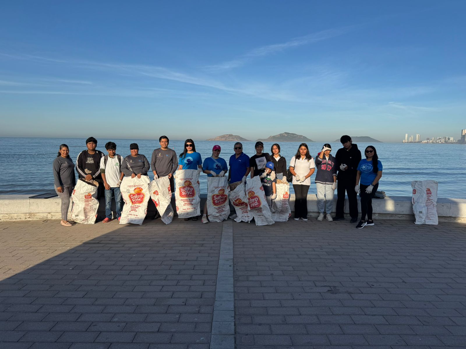 (OAP) Gobierno de Mazatlán, actividad de limpieza de playa Av. del Mar 29-Nov-2025