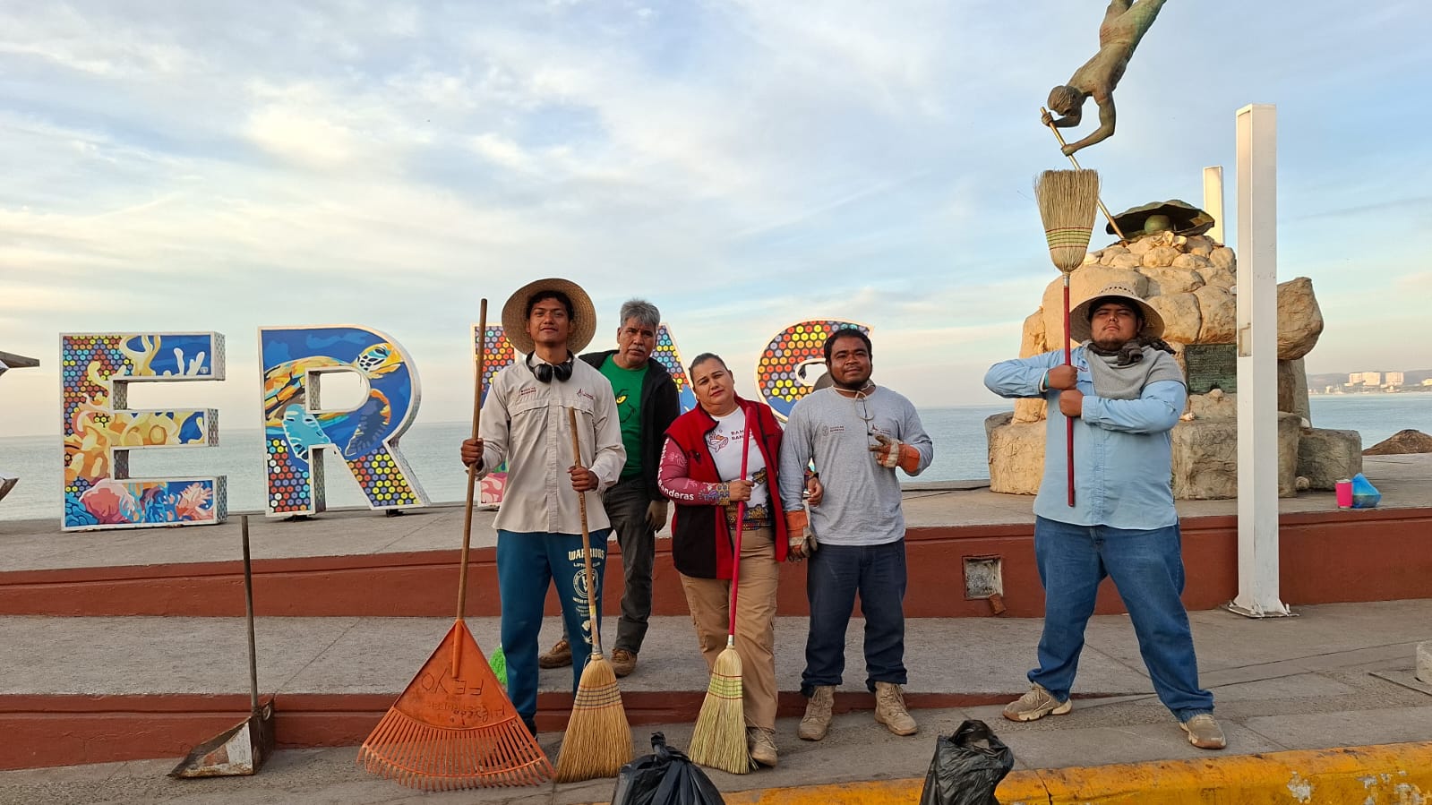 Cirniendo arena en playa Bucerias