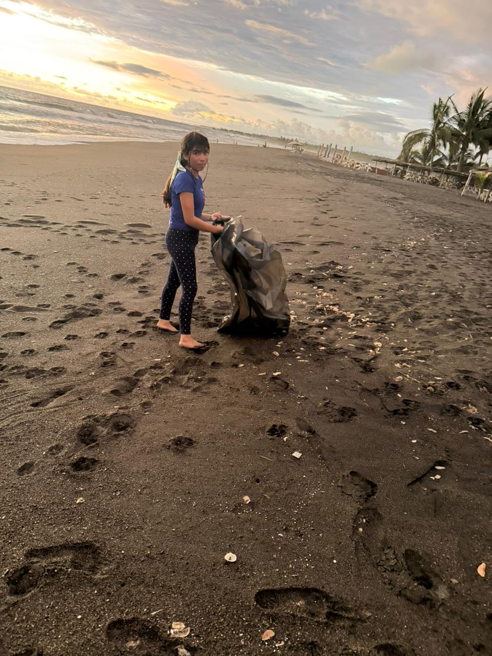 Como actividad prioritaria es la Limpieza de la Playa Boca de Pascuales que la C. Clementina Covarrubias se comprometió como adoptante