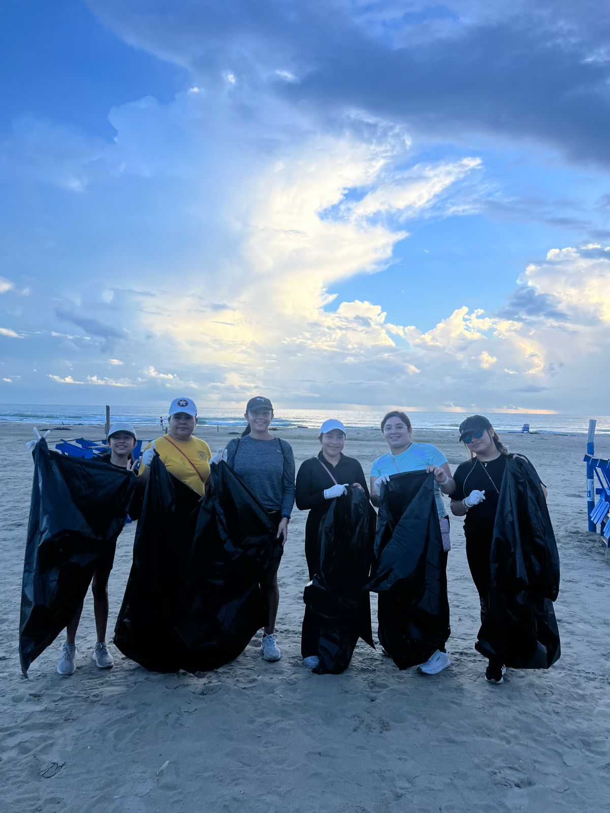 Jornada de limpieza en el Día Internacional de la Limpieza de Playas realizado por jóvenes voluntarios