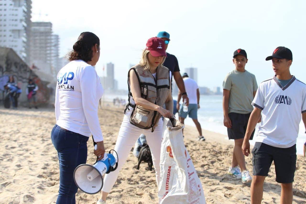 (OAP) Gobierno de Mazatlán, actividad de limpieza de playa en Avenida del Mar