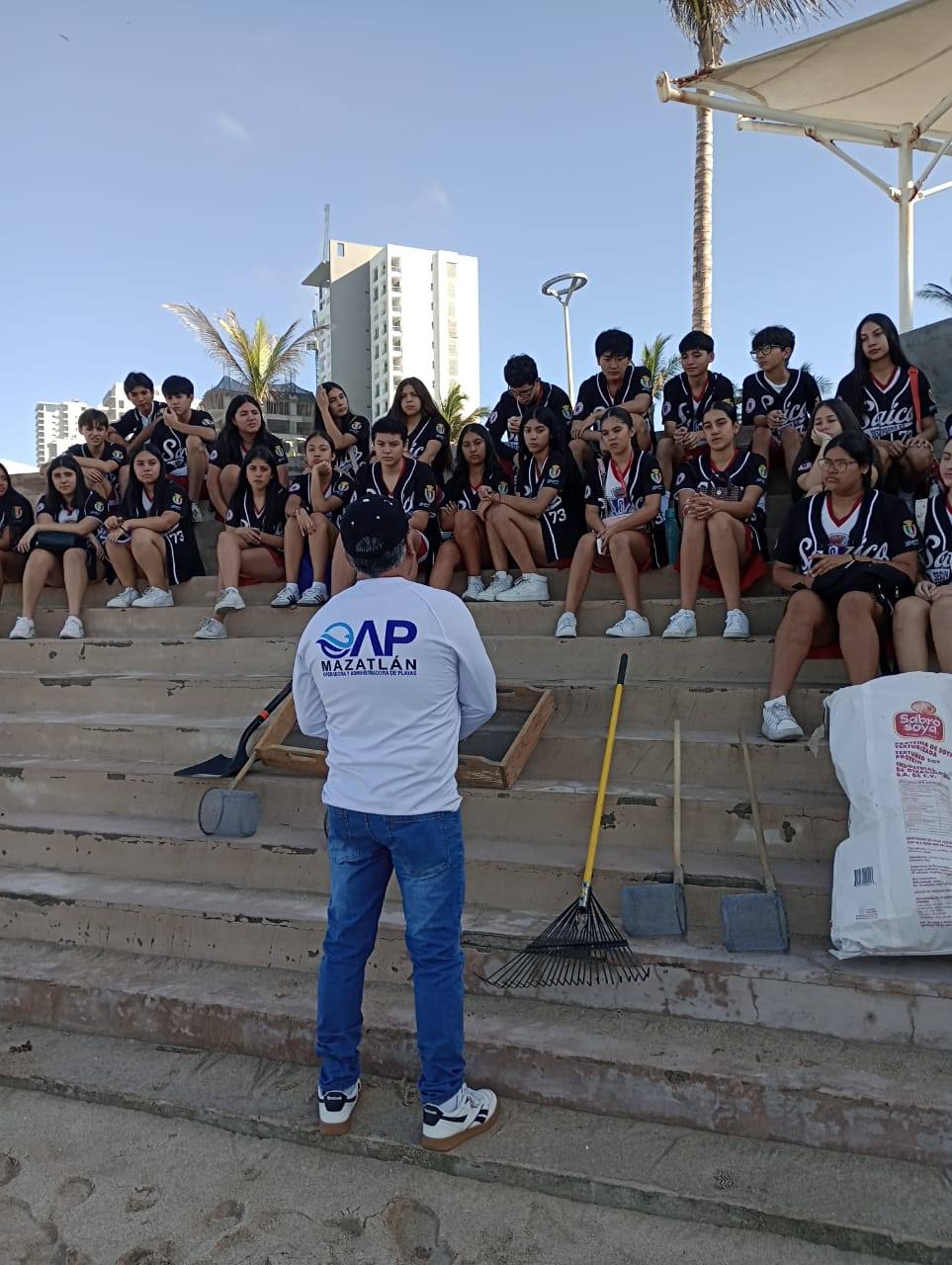 (OAP) Gobierno de Mazatlán, actividad de limpieza de playa Avenida del Mar