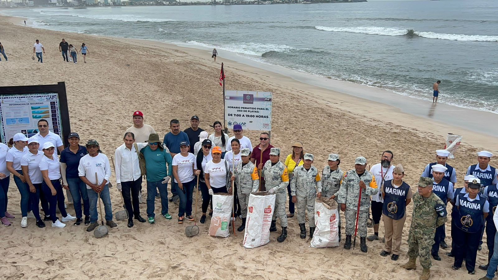 (OAP) Gobierno de Mazatlán, actividad de limpieza de playa Avenida del Mar 19-07-2025