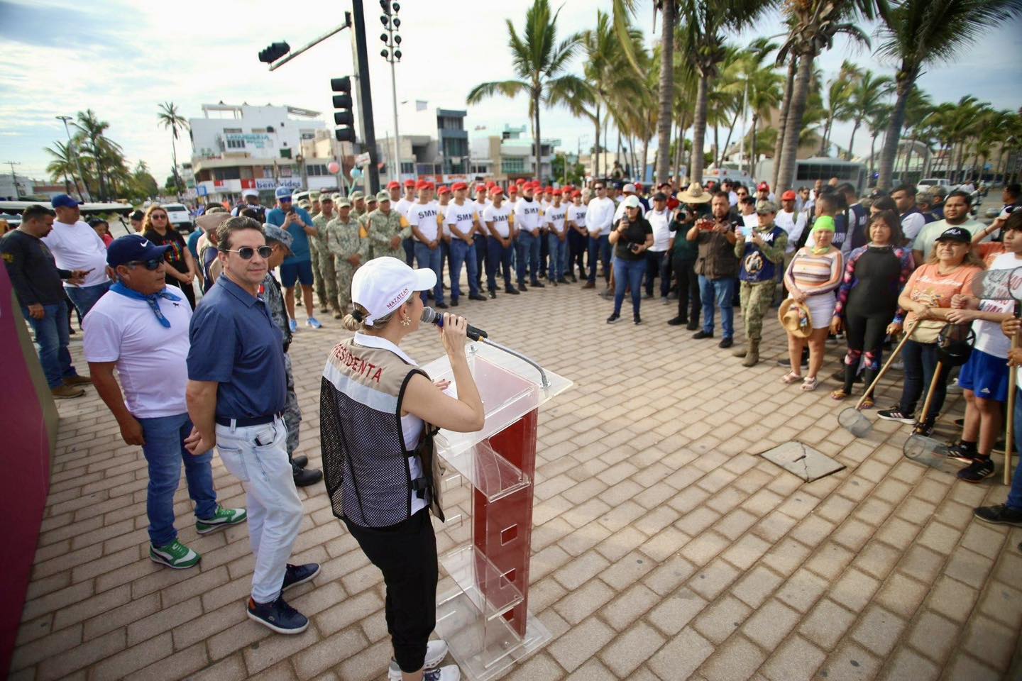 (OAP) Gobierno de Mazatlán, actividad de limpieza de playa Norte-Monumento al Pescador 02-agosto-2025