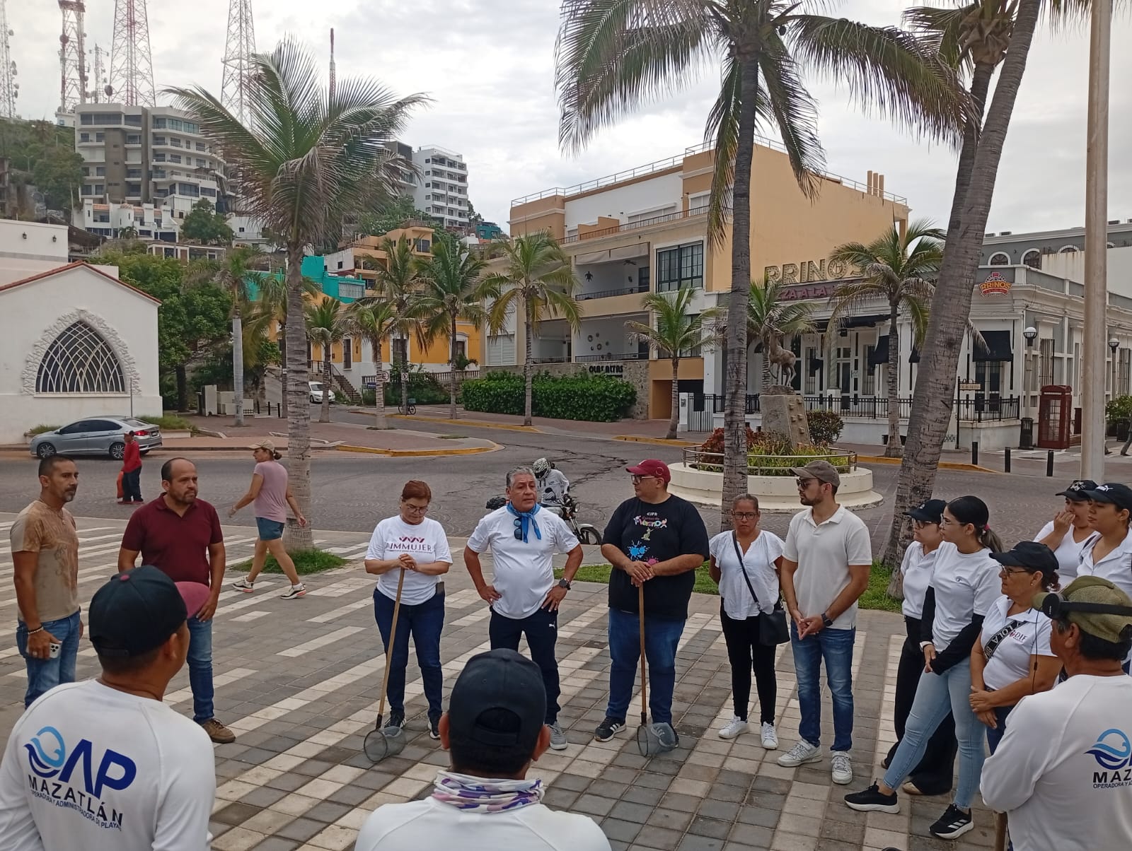 (OAP) Gobierno de Mazatlán, actividad de limpieza de playa Olas Altas 30-08-2025