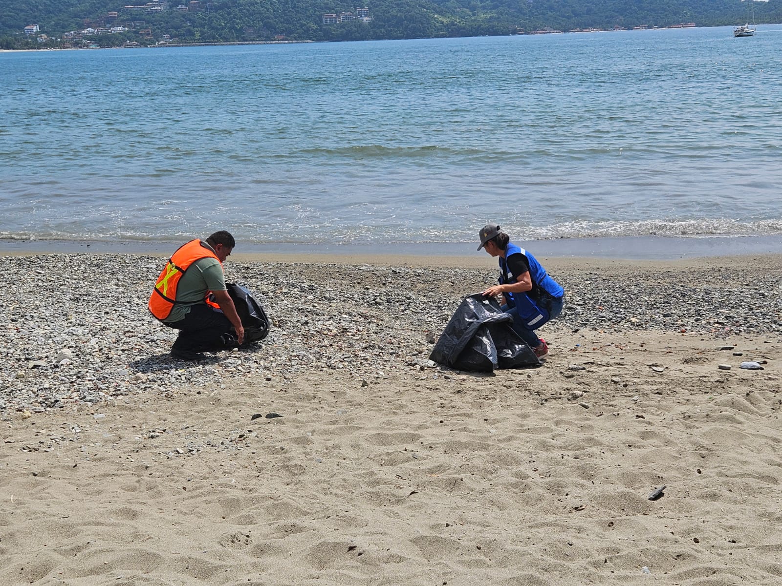 Limpieza en Playa Principal